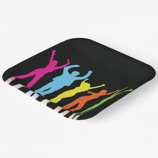 Farbenfrohe Tänzer tanzen um Pappteller (Gewinkelt)