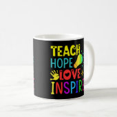 Farbenfrohe Teach Hope Liebe und Inspirier Kaffeetasse (VorderseiteRechts)