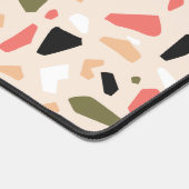 Farbenfrohe Terrazzo Formen Muster Schreibtischunterlage (Ecke)