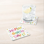 Farbenfrohe Text Confetti und Sterne glücklich zum Rechteckiger Pappuntersetzer (Vor Ort)