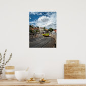 Farbenfrohe traditionelle Straßenbahn Alfama Lissa Poster (Küche)