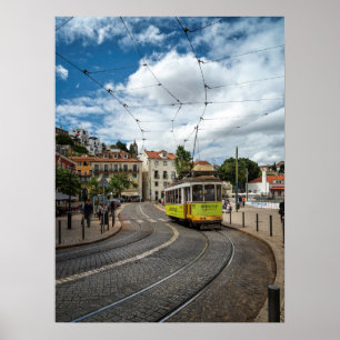 Farbenfrohe traditionelle Straßenbahn Alfama Lissa Poster
