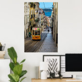 Farbenfrohe traditionelle Straßenbahn Lissabon Por Poster (Heimbüro)