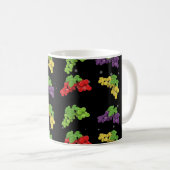 Farbenfrohe Traubenmuster auf schwarzem Hintergrun Kaffeetasse (VorderseiteRechts)