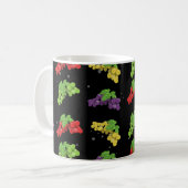 Farbenfrohe Traubenmuster auf schwarzem Hintergrun Kaffeetasse (Vorderseite Links)