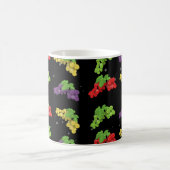 Farbenfrohe Traubenmuster auf schwarzem Hintergrun Kaffeetasse (Mittel)