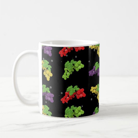 Farbenfrohe Traubenmuster auf schwarzem Hintergrun Kaffeetasse (Links)