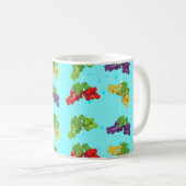 Farbenfrohe Traubenmuster auf Sky Blue Background Kaffeetasse (VorderseiteRechts)