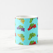 Farbenfrohe Traubenmuster auf Sky Blue Background Kaffeetasse (Mittel)