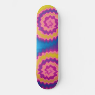 Farbenfrohe, trendige Retro-gefärbte Krawatte Skateboard