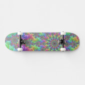 Farbenfrohe Trippy-Vibrany Groovy Fraktal Burst Skateboard (Horizontal)