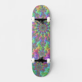Farbenfrohe Trippy-Vibrany Groovy Fraktal Burst Skateboard (Vorderseite)