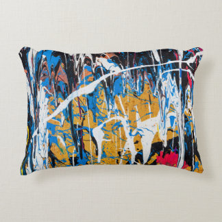 Farbenfrohe Tropffarbe: Graffiti-Wand. Dekokissen