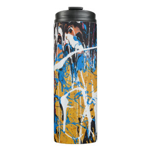 Farbenfrohe Tropffarbe: Graffiti-Wand. Thermosbecher