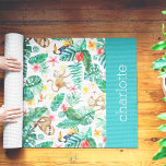 Farbenfrohe tropische Dschungeltiere Personalisier Yogamatte<br><div class="desc">Mit diesem farbenfrohen gemusterten Dschungeltierdesign in hellen tropischen Farbtönen Grün, Rosa und Gelb bereiten Sie sich auf den Sommer vor. Das schicke Design der Insel zeichnet sich durch ein wiederholtes Muster von Monstera-Blätter und grünem Blattwerk mit Affen, Schluchten, Papageien und Kolibris aus, die mit tropischen Blume in Rosa und Gelb...</div>