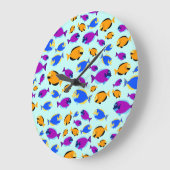 Farbenfrohe tropische Fischmuster im Blauen Meer Große Wanduhr (Winkel)