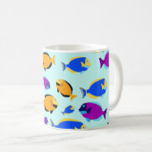 Farbenfrohe tropische Fischmuster im Blauen Meer Kaffeetasse (VorderseiteRechts)