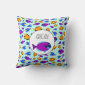 Farbenfrohe tropische Fischmuster im Blauen Meer Kissen (Rückseite)