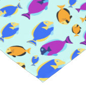 Farbenfrohe tropische Fischmuster im Blauen Meer Kurzer Tischläufer (Ecke)