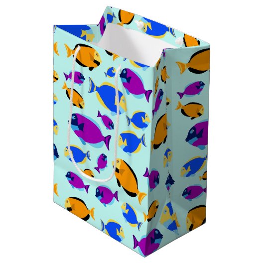 Farbenfrohe tropische Fischmuster im Blauen Meer Mittlere Geschenktüte (Vorderseite Schrägansicht)