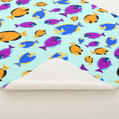 Farbenfrohe tropische Fischmuster im Blauen Meer Sherpadecke (3/4)