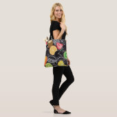 Farbenfrohe tropische Früchte, schwarzer Hintergru Tasche (Am Model)
