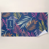 Farbenfrohe tropische Palm-Blätter auf Dunkelblau Strandtuch (Vorderseite)
