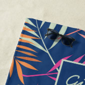 Farbenfrohe tropische Palm-Blätter auf Dunkelblau Strandtuch (Beispiel)