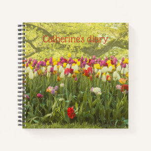 Farbenfrohe Tulpen im Park personalisiert Notizblock