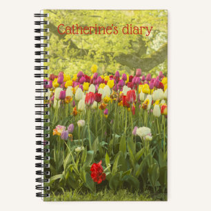 Farbenfrohe Tulpen im Park personalisiert Notizblock
