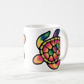 Farbenfrohe Turtlefärbung: Eine lebendige Schildkr Kaffeetasse (VorderseiteRechts)