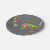 Farbenfrohe Typografie Weltkarte Moderne Word Trav Pappteller (Schrägansicht)