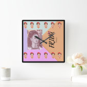 Farbenfrohe Uhr am Frida Square (Zuhause)