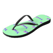 Farbenfrohe Vaporwave-Yeet-Text Badesandalen (Schrägansicht)