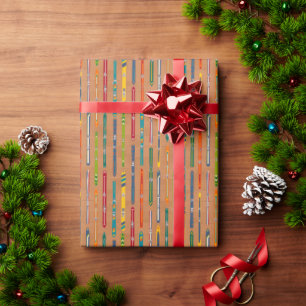 Farbenfrohe Vintage-Skier auf hellbraunem Winter Geschenkpapier
