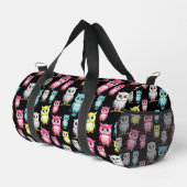 Farbenfrohe Vögel Schwarzes Hintergrundmuster Duffle Bag (Rechte Ecke)