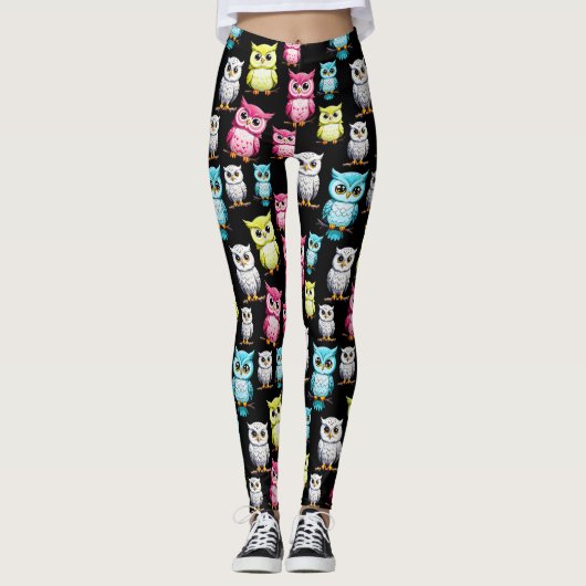 Farbenfrohe Vögel Schwarzes Hintergrundmuster Leggings (Vorderseite)