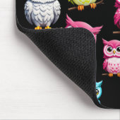 Farbenfrohe Vögel Schwarzes Hintergrundmuster Mousepad (Ecke)