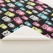 Farbenfrohe Vögel Schwarzes Hintergrundmuster Sherpadecke (3/4)