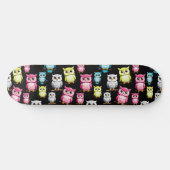 Farbenfrohe Vögel Schwarzes Hintergrundmuster Skateboard (Horizontal)
