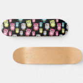 Farbenfrohe Vögel Schwarzes Hintergrundmuster Skateboard (Horizontal)