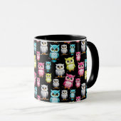 Farbenfrohe Vögel Schwarzes Hintergrundmuster Tasse (VorderseiteRechts)