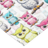 Farbenfrohe Vögel Weißes Hintergrundmuster Tischdecke (Schrägansicht)