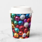 Farbenfrohe Weihnachtsballes Ornamente Pappbecher (Rückseite)