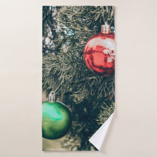 Farbenfrohe Weihnachtsbaumdekoration auf einem Bau Badehandtuch