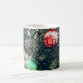 Farbenfrohe Weihnachtsbaumdekoration auf einem Bau Kaffeetasse (Mittel)