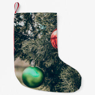 Farbenfrohe Weihnachtsbaumdekoration auf einem Bau Kleiner Weihnachtsstrumpf
