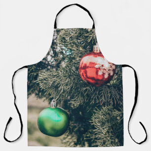 Farbenfrohe Weihnachtsbaumdekoration auf einem Bau Schürze