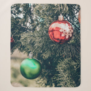 Farbenfrohe Weihnachtsbaumdekoration auf einem Bau Sherpadecke