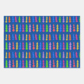 Farbenfrohe Weihnachtsbäume auf blau Geschenkpapier Set (Vorderseite)